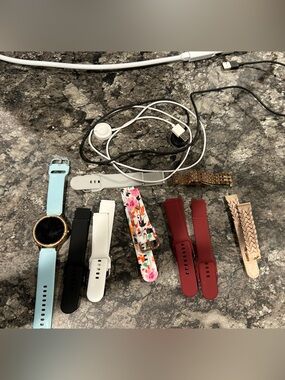 Fossil smart watch with extra bands and 2 chargers